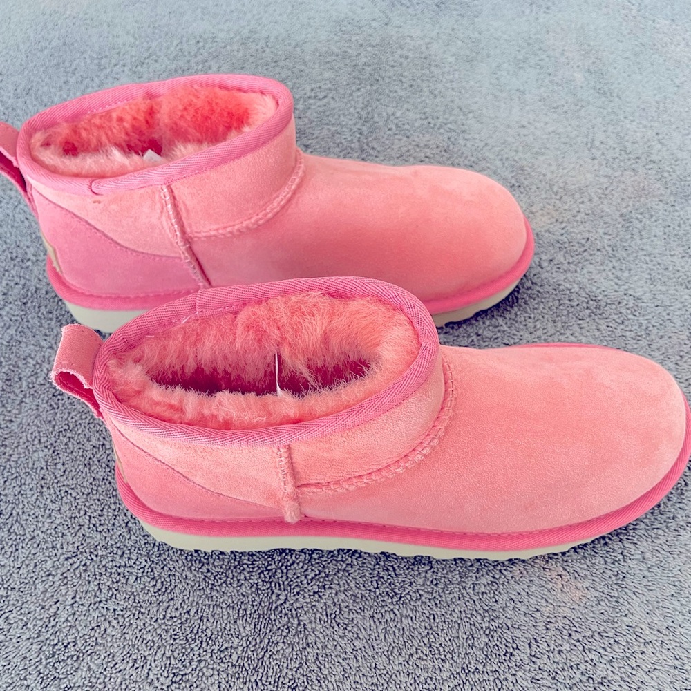 UGG Classic Mini Boot, NWOT: Size 7
